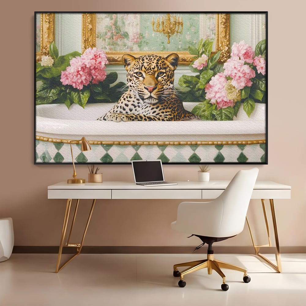 Tablou canvas cu tablou canvas cu leopard in cada, in rama de aluminiu negru, pe perete intr-un birou